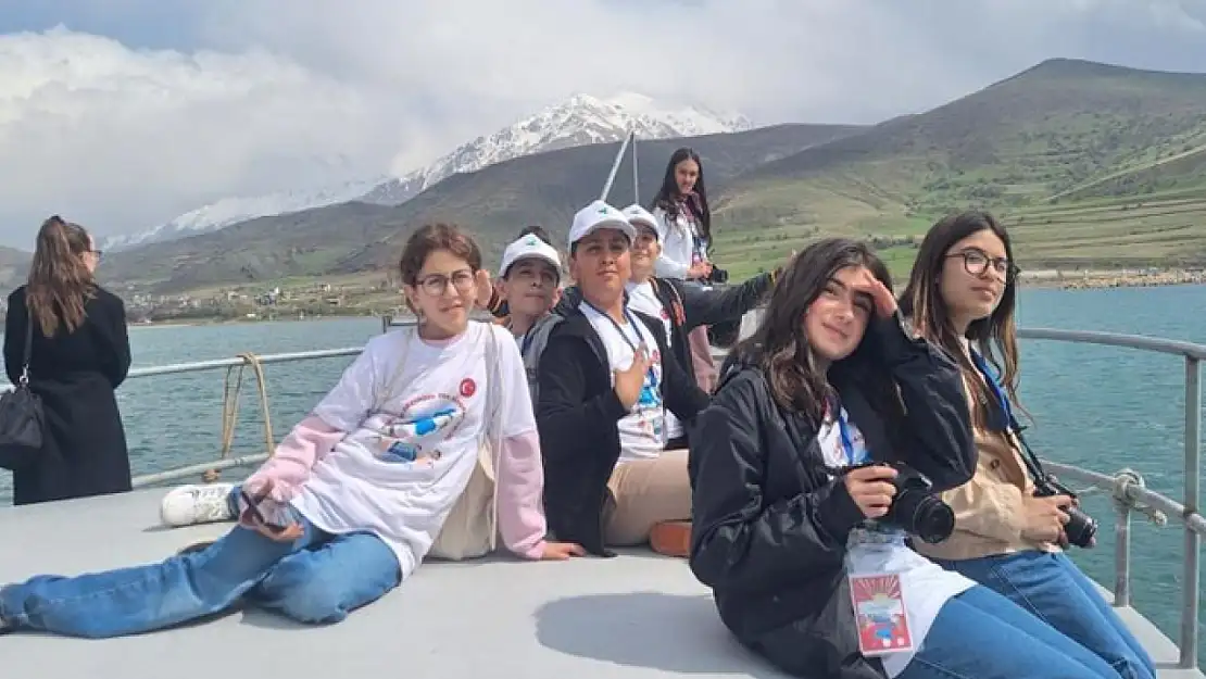 Çocuklar Van'ı fotoğraflıyor