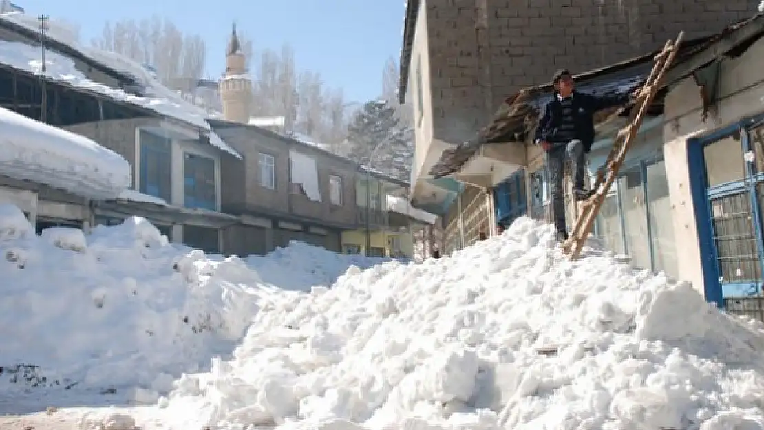 Bahçesaray ve Çatak yolu ulaşıma kapandı