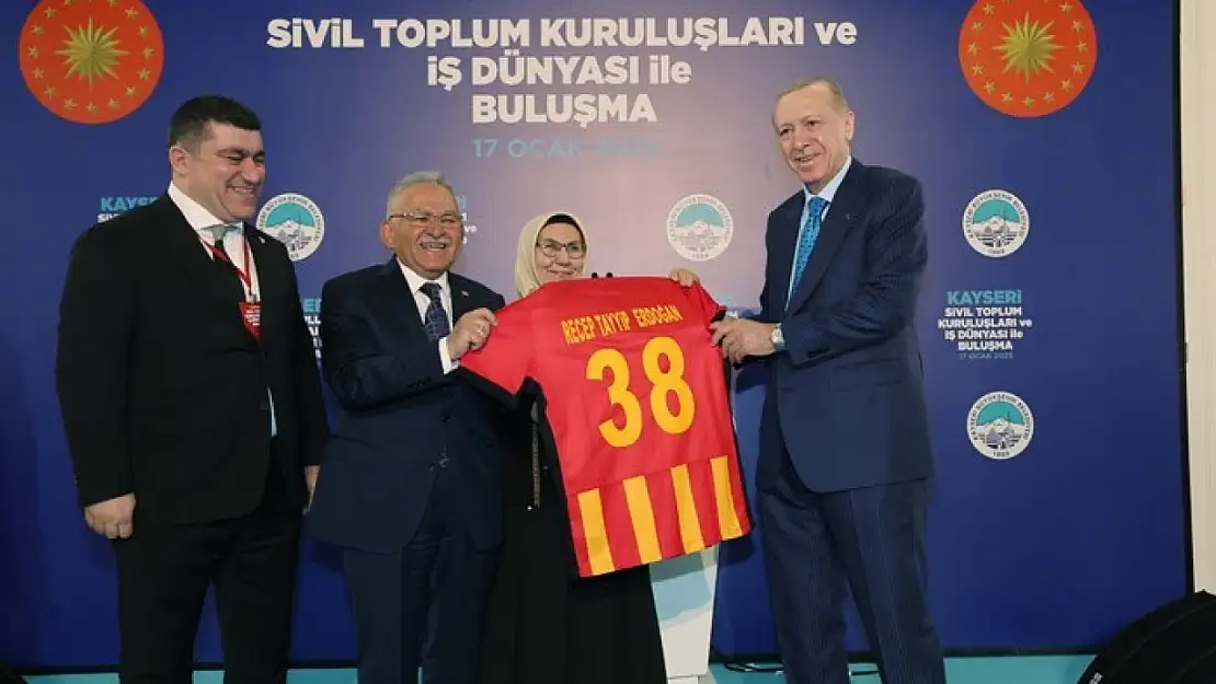 Cumhurbaşkanı Erdoğan'a Kayserispor forması hediye edildi