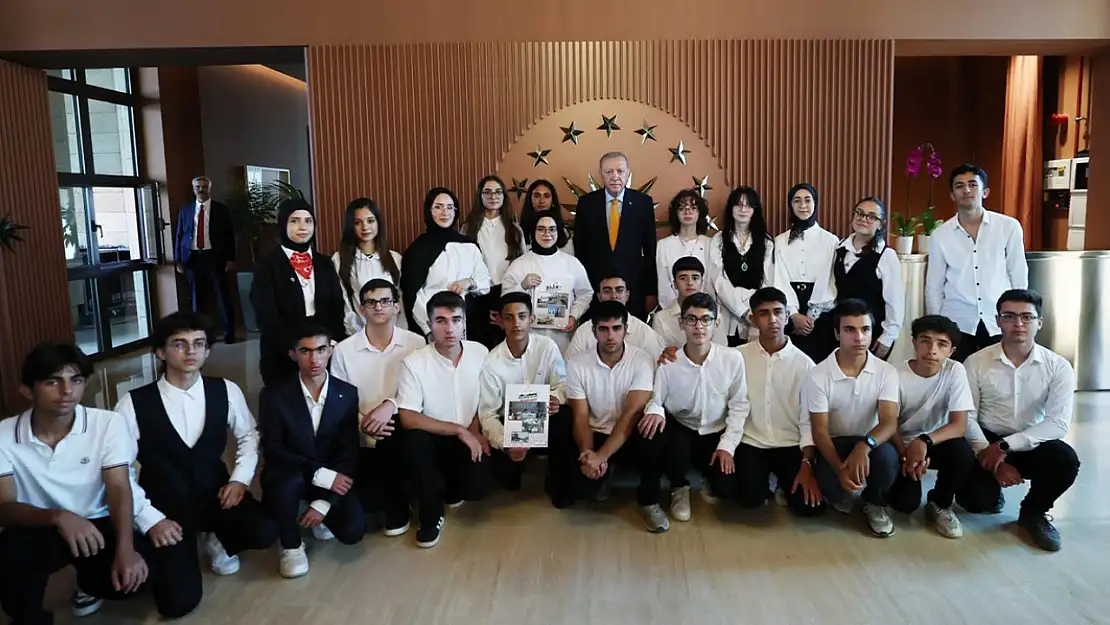 Cumhurbaşkanı Erdoğan, Ahlat'ta öğrencileri kabul ettig
