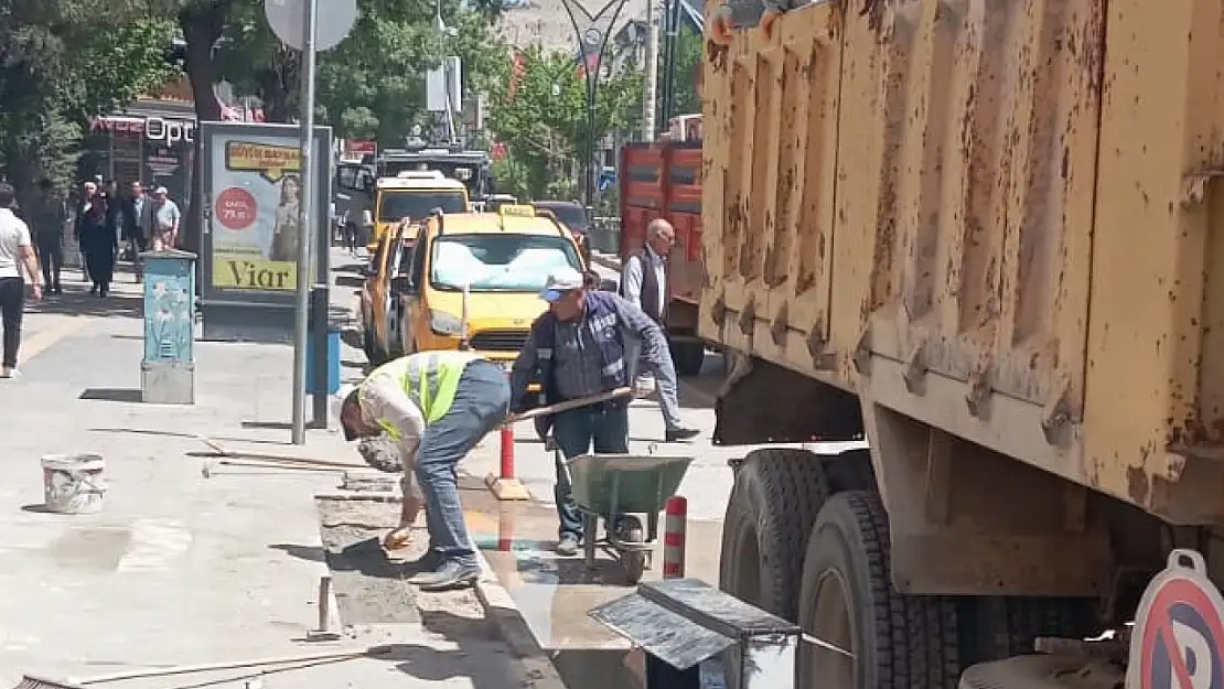Cumhuriyet Caddesi'nde kaldırım onarım çalışmaları
