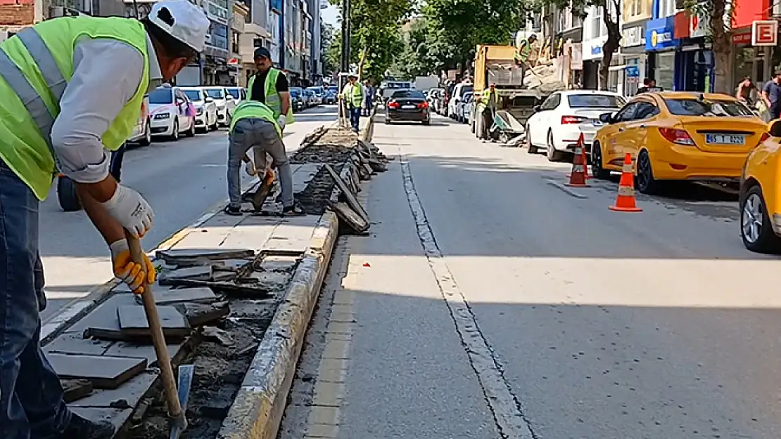 Cumhuriyet Caddesi'nde orta refüjlerde çalışma sürüyor