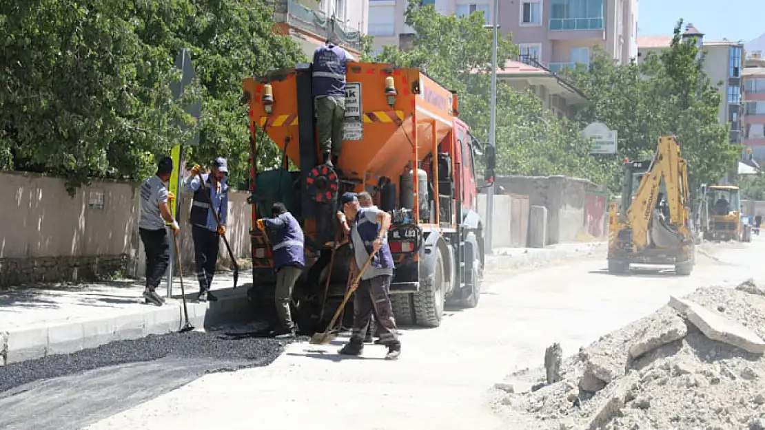 Cumhuriyet Mahallesi'nde yol bakım onarım çalışması