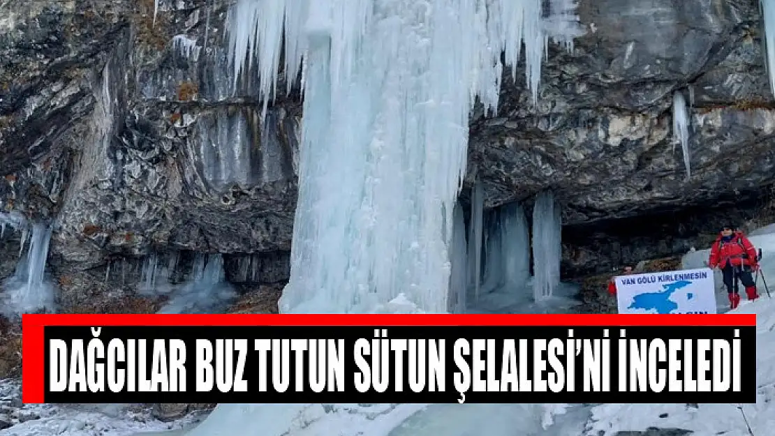 Dağcılar buz tutun Sütun Şelalesi'ni inceledi