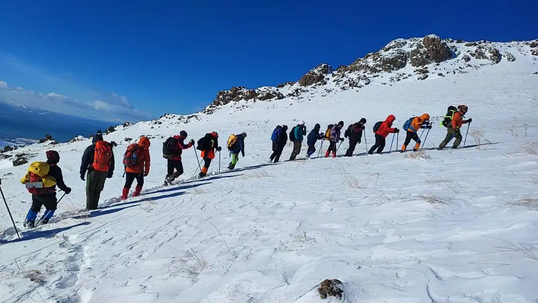 Dağcılardan küçük Erek Dağı'na zirve tırmanışı