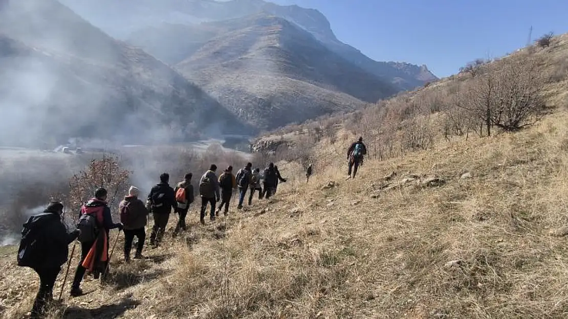 Dağcılardan Şemdinli'deki kanyonlara doğa yürüyüşü