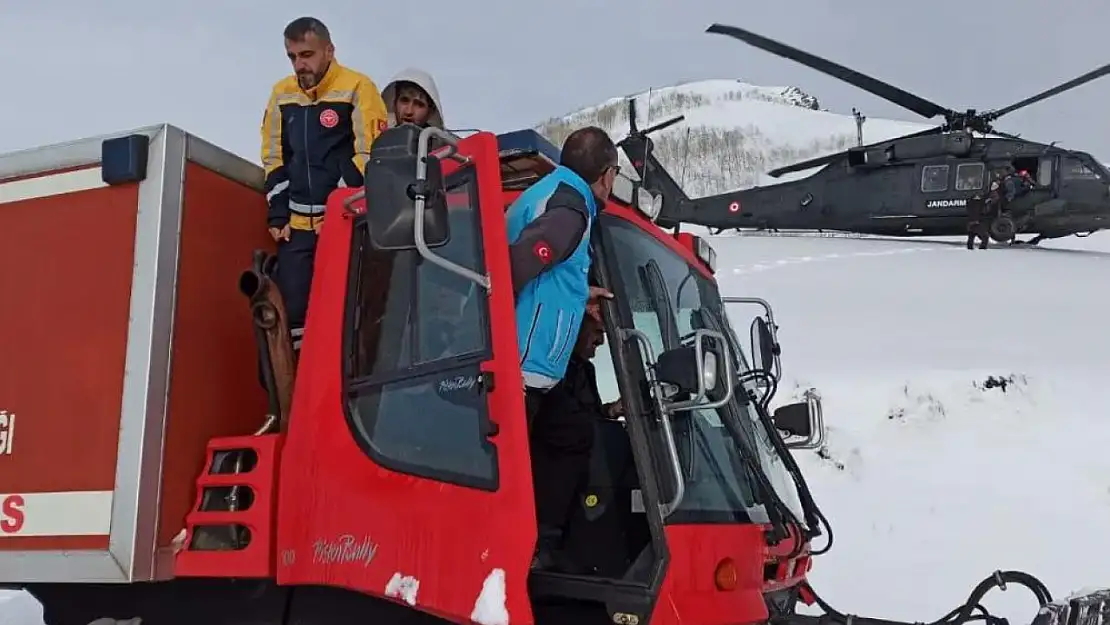 Dağlık alanda mahsur kalan avcılar helikopterle kurtarıldı
