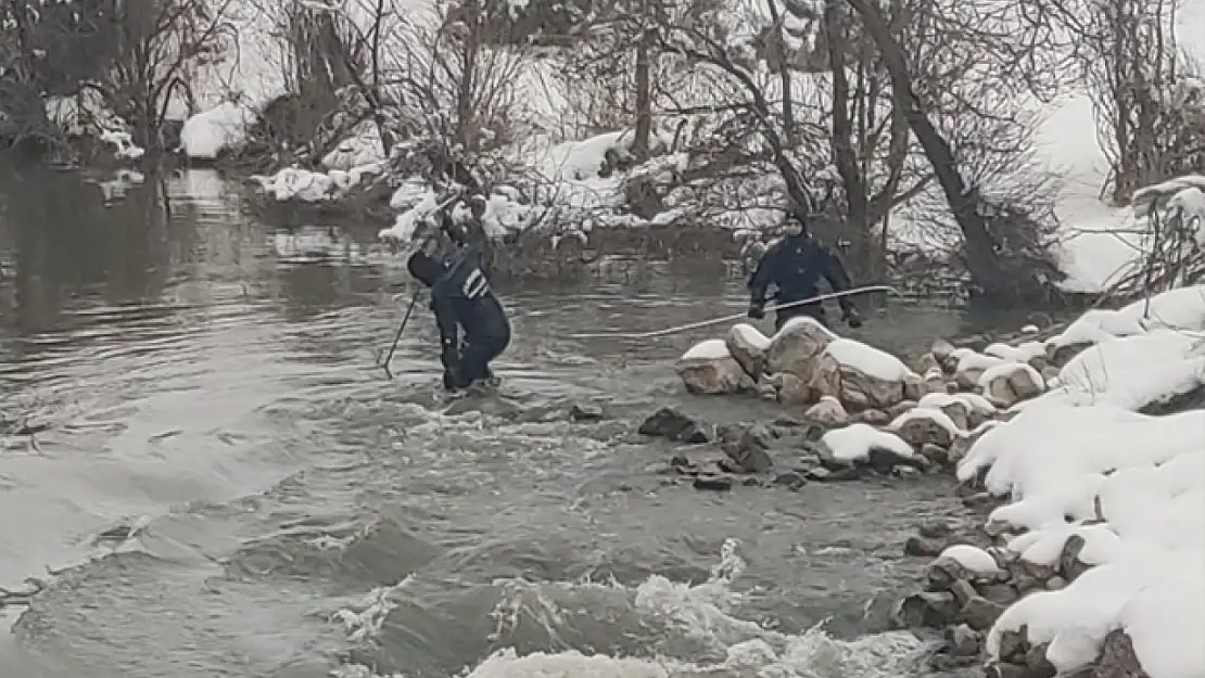 Dalgıçlar Karasu'da kayıp öğretmeni arıyor