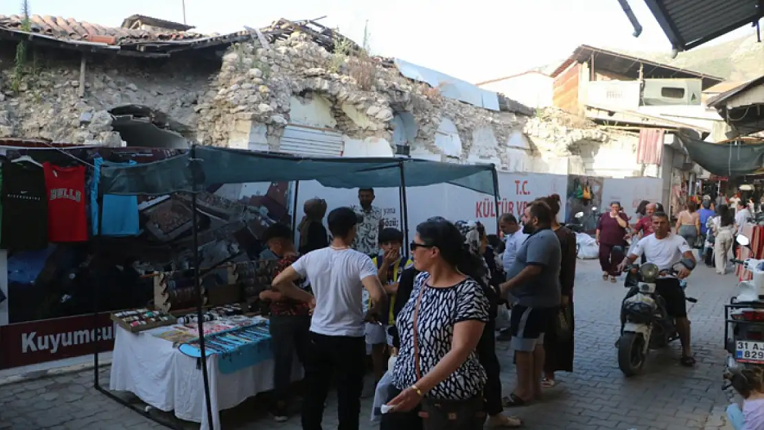 Depremin yıktığı çarşıda eski günleri aratmayan bayram alışverişi