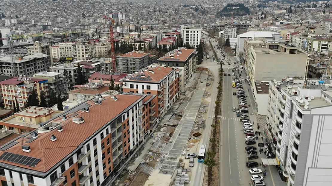 Depremin yıktığı şehrin en işlek caddesi hızla yapılıyor