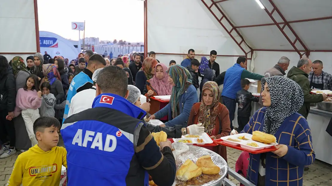 Depremzedeler ilk iftarını AFAD'ın iftar çadırında açtı