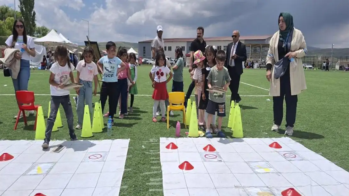 Diyadin'de çocuk şenliği renkli görüntülere sahne oldu