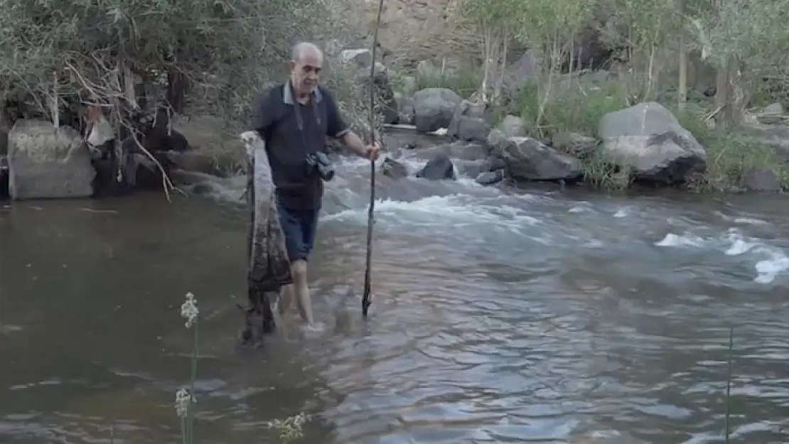 Doğa fotoğrafçısı Deliçay'da çöp topladı