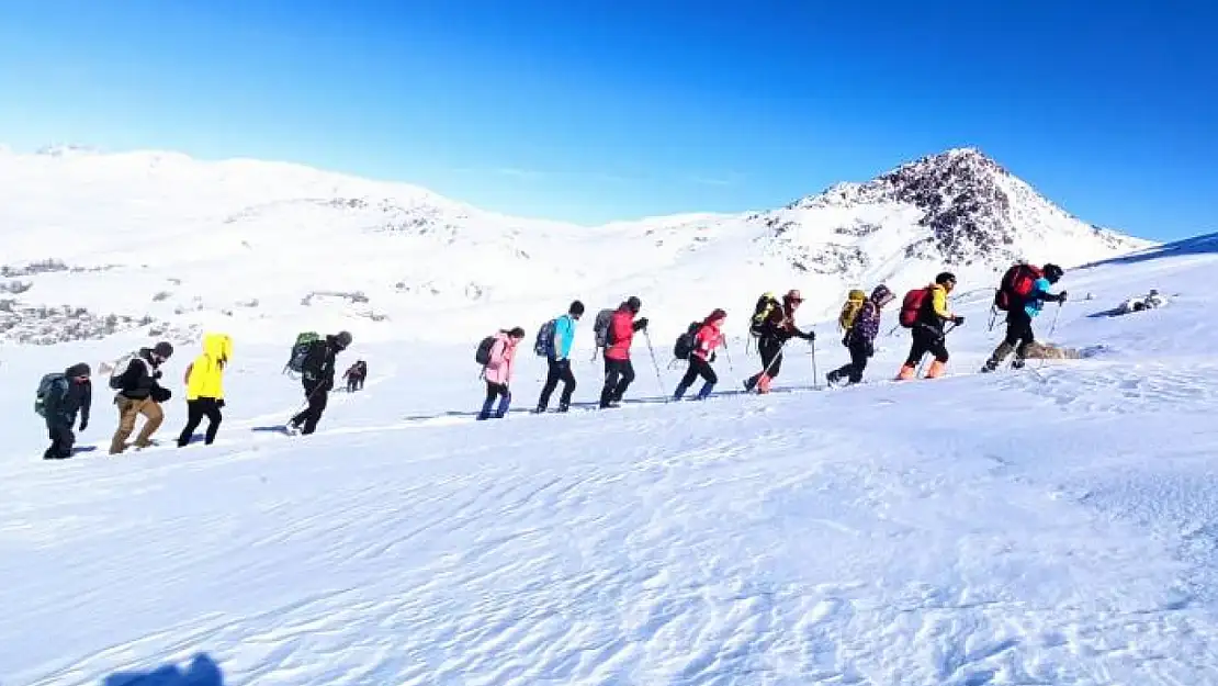 Doğa severler Kelespi Dağı'na tırmandı