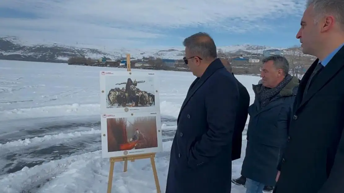 Donan göl üzerinde resim sergisi açıldı