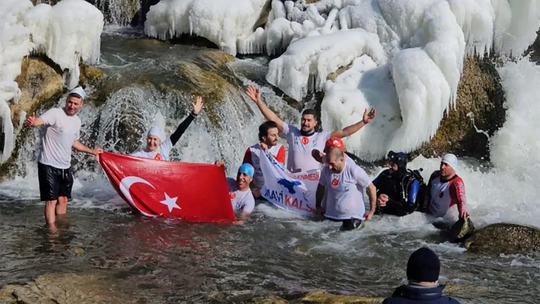 Dondurucu soğuğa rağmen Muradiye Şelalesi'ne girdiler