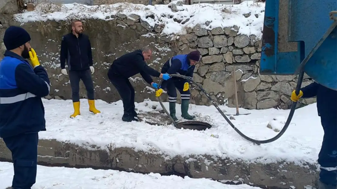 Dondurucu soğukta 11 kanalizasyon arızası giderildi