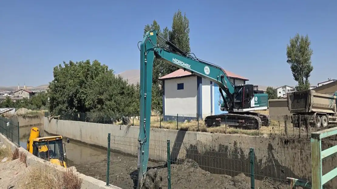 DSİ 17. Van Bölge Müdürlüğü, Tatvan'daki dereleri temizledi