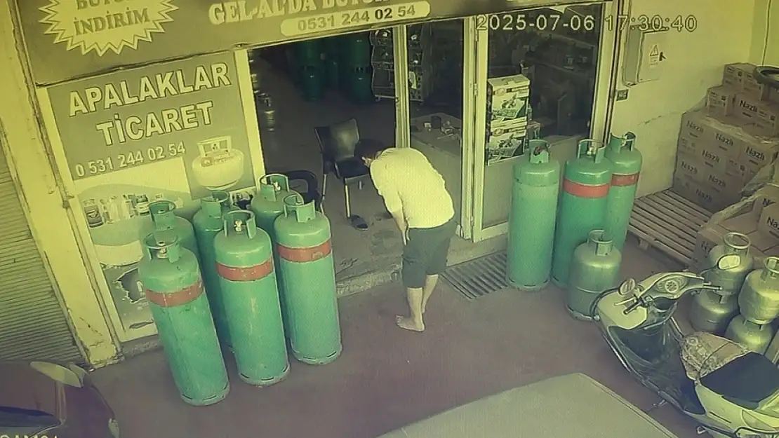 Dükkana giren yılan, esnafı sokağa fırlattı