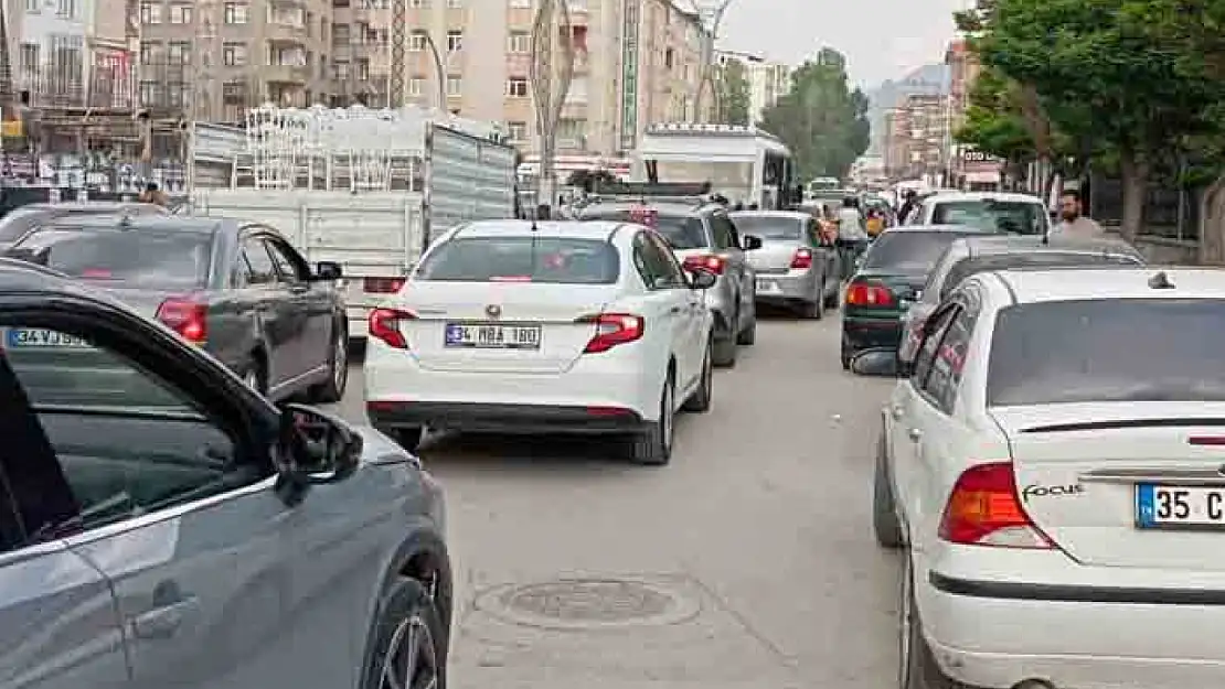 Düzensiz park sorunu trafiği felç ediyor