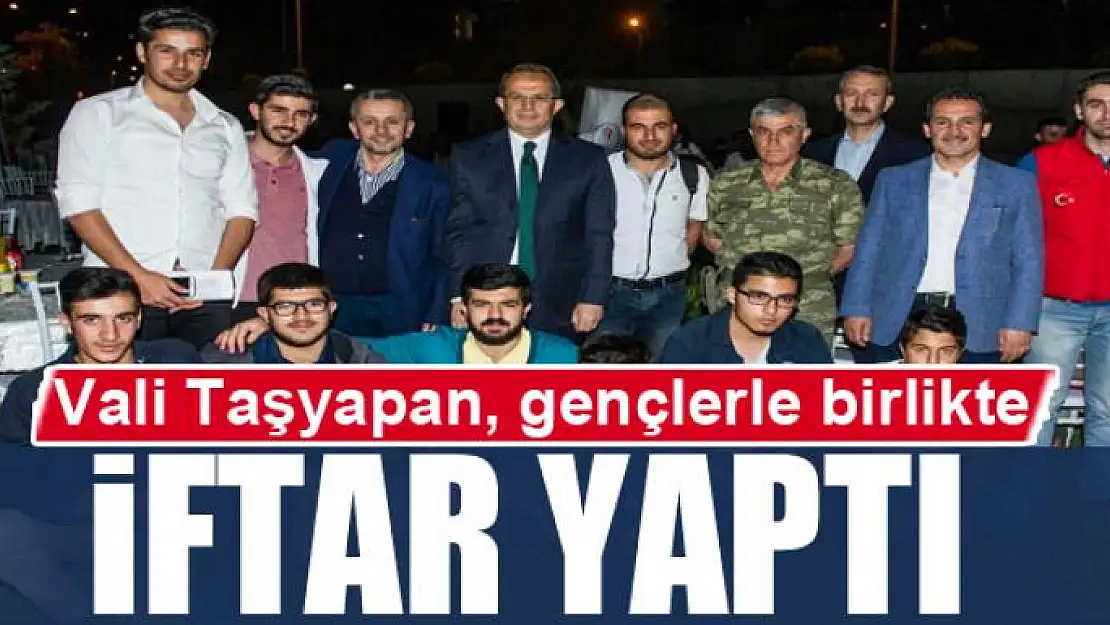 Vali Taşyapan, gençlerle birlikte iftar yaptı