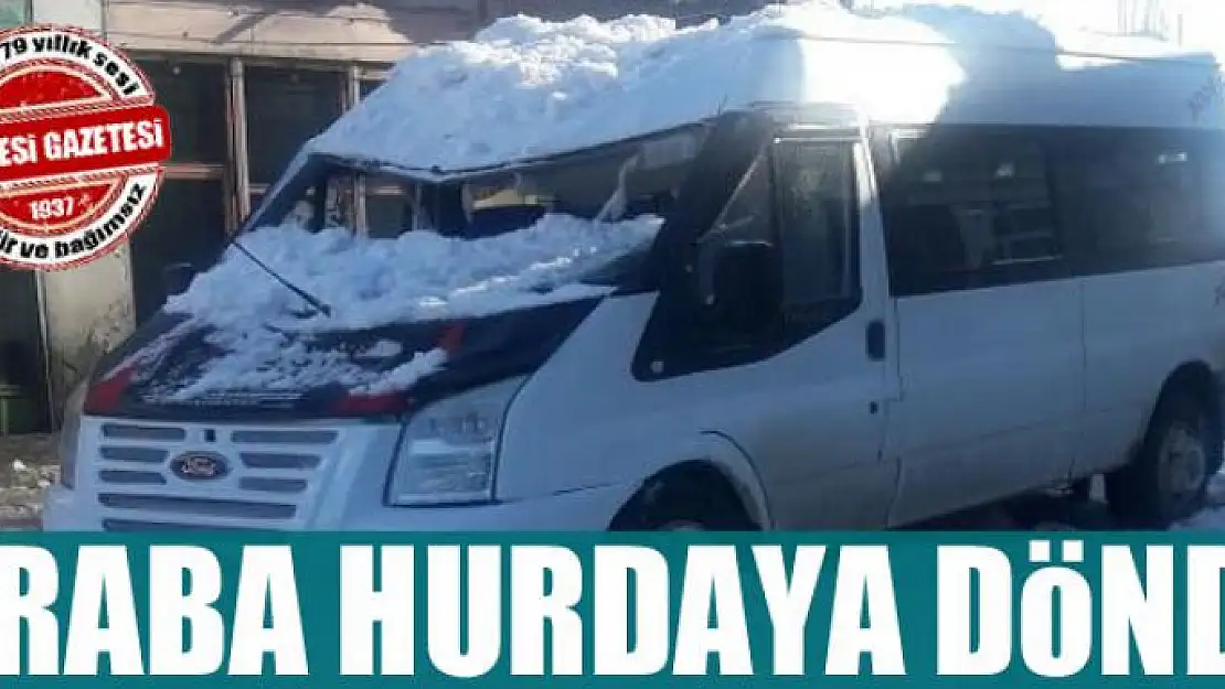 Buz kütlesi arabayı hurdaya çevirdi