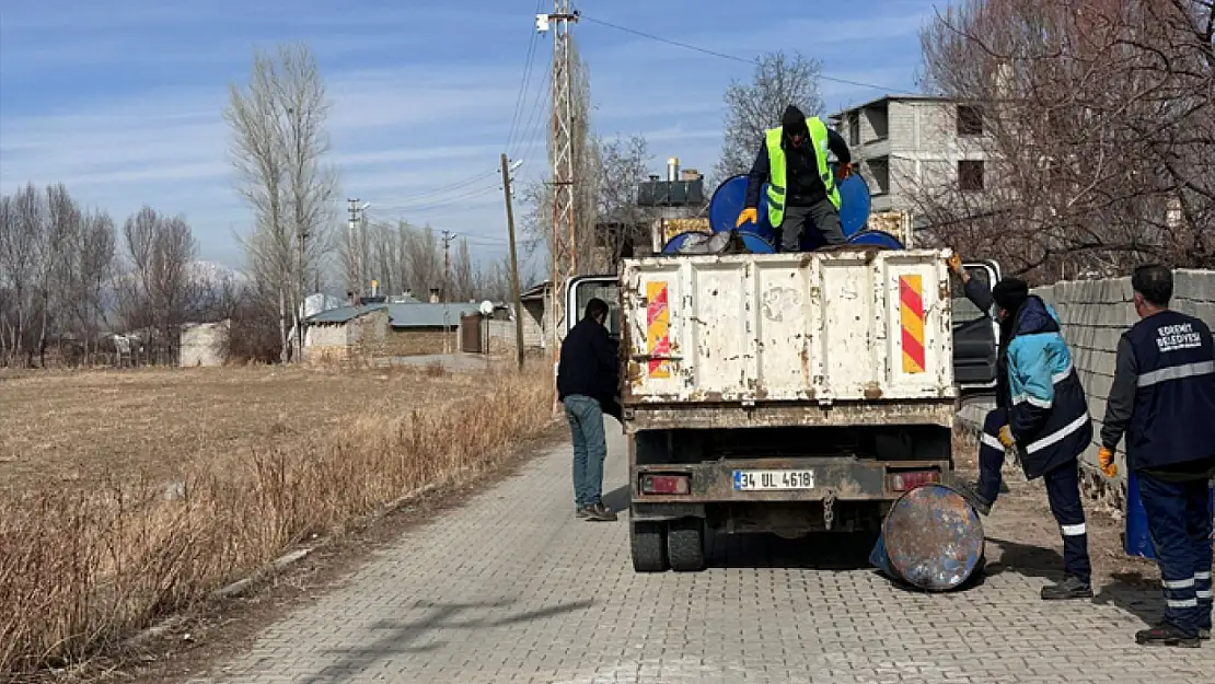 Edremit Belediyesi ilçe genelinde çöp kovası dağıtımına başladı