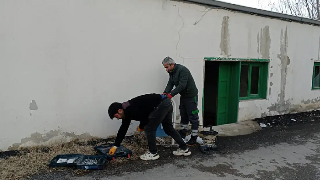 Edremit Belediyesi'nden çöp kutularını onarıyor