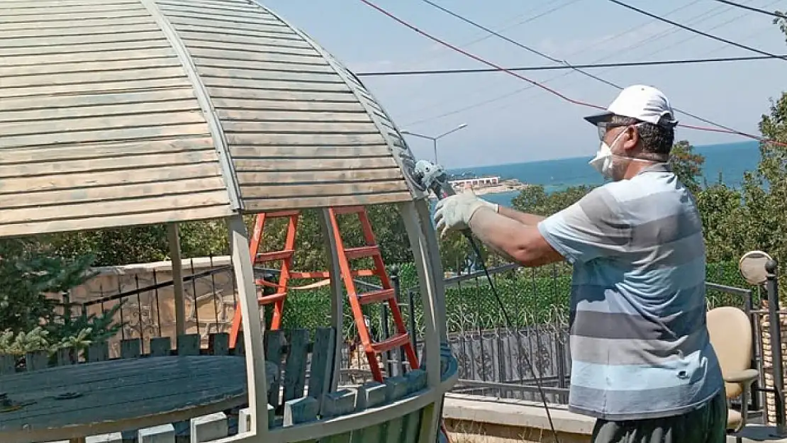 Edremit Belediyesi'nden parklarda kapsamlı bakım çalışmaları