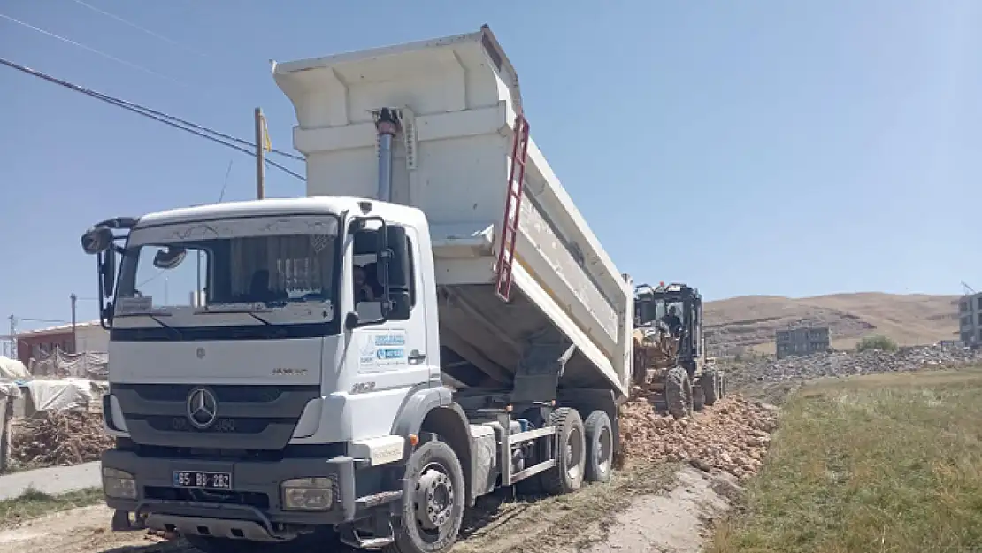 Edremit Belediyesi'nden yol açma çalışması