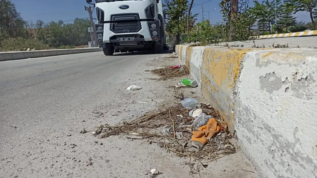 Edremit Belediyesi tozlu ve kirli yolları temizliyor