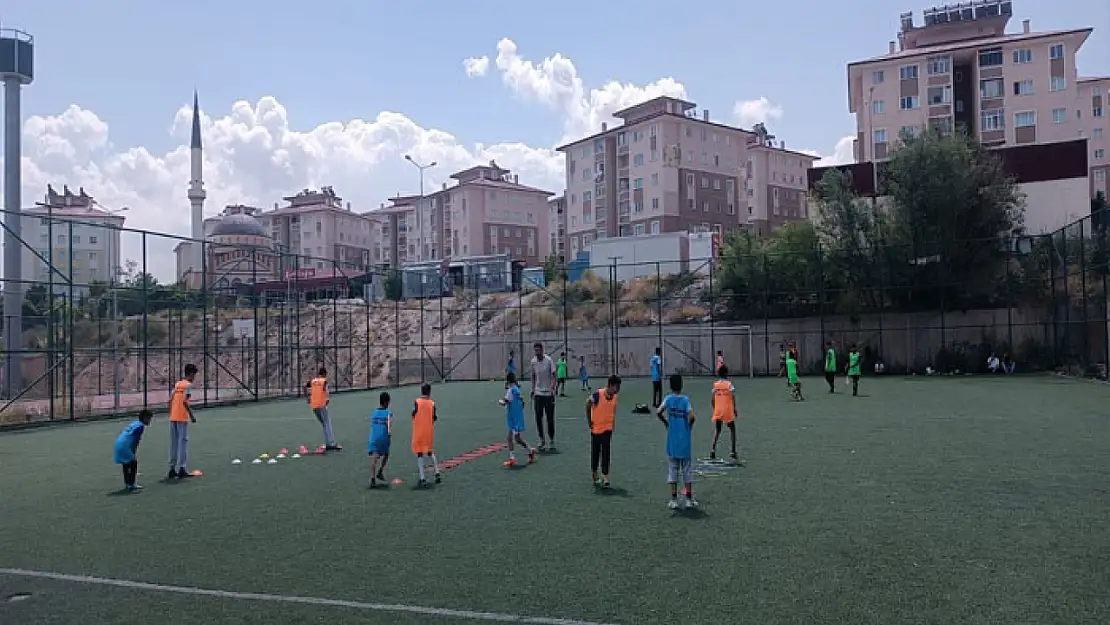 Edremit Belediyesi yaz spor okullarına yoğun ilgi 