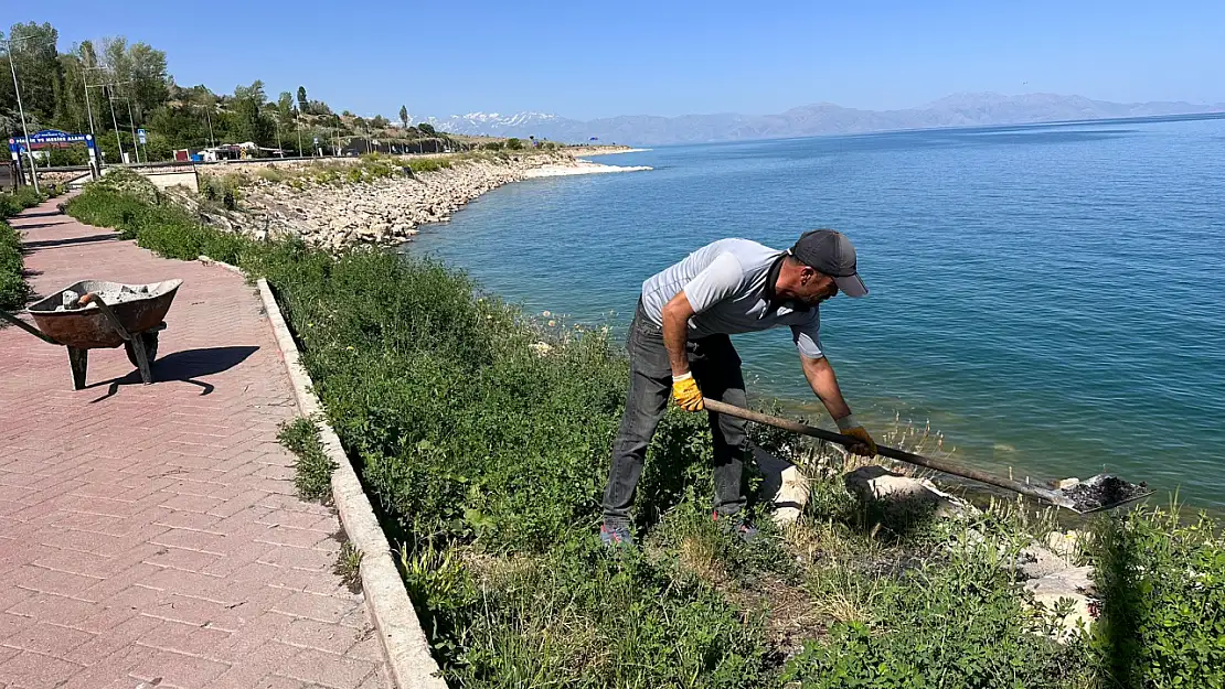 Edremit sahilinde temizlik çalışmaları