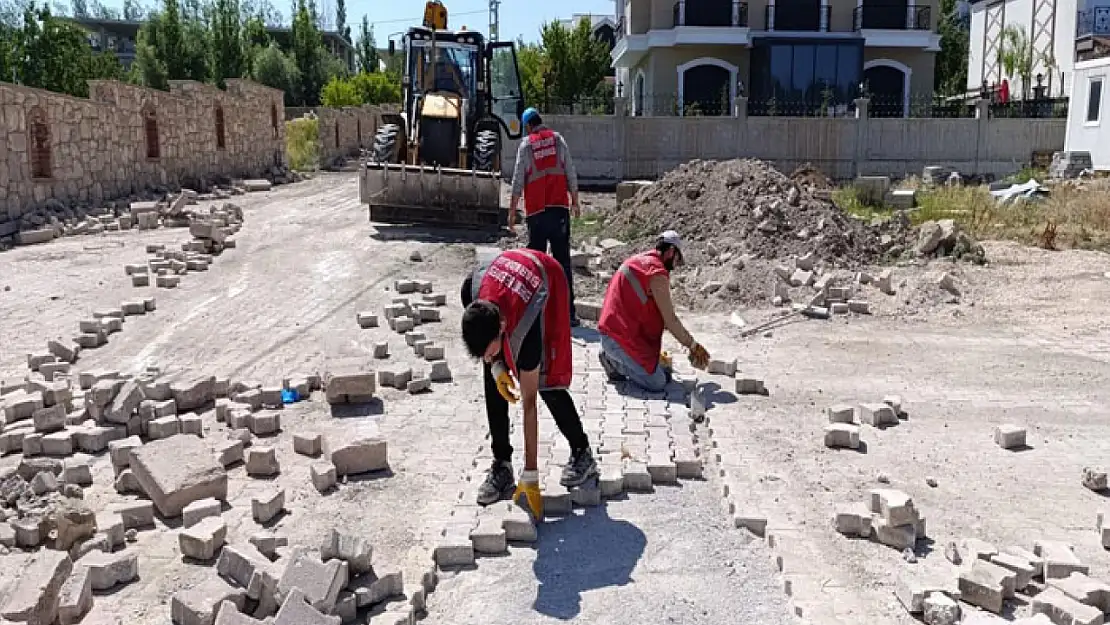 Edremit'te mahalleliler tozlu ve çamurlu yollardan kurtuluyor