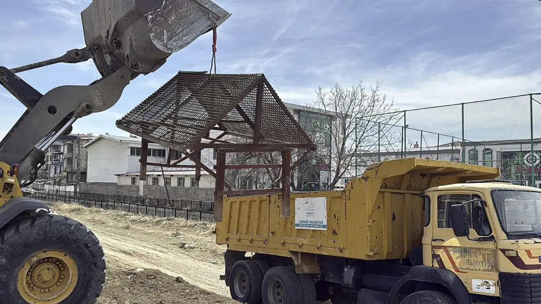 Edremit'te park ve bahçelerde bakım seferberliği