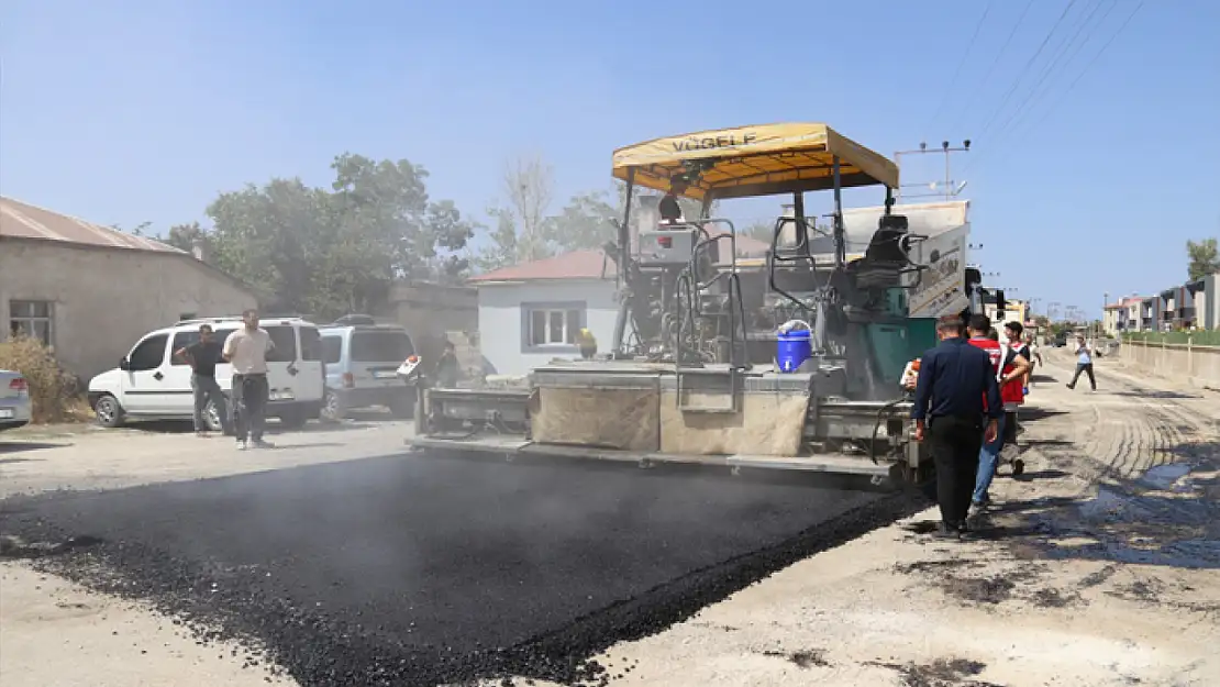 Edremit'te yol asfalt çalışmaları başladı