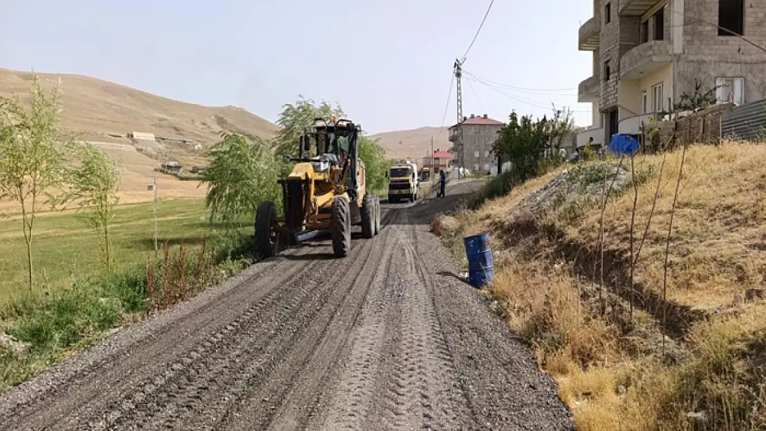 Edremit'te yol çalışmaları aralıksız sürüyor