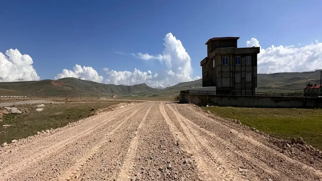 Edremit'te yol yapım çalışmaları devam ediyor