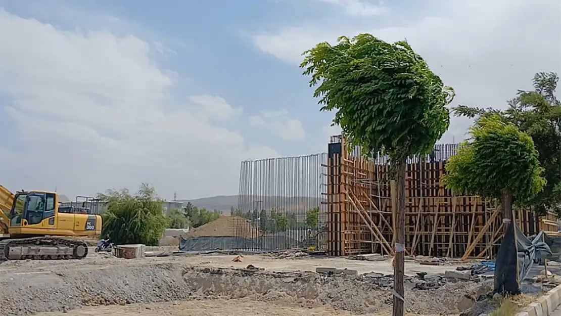 Edremit yolundaki çalışmalar trafiği felç ediyor