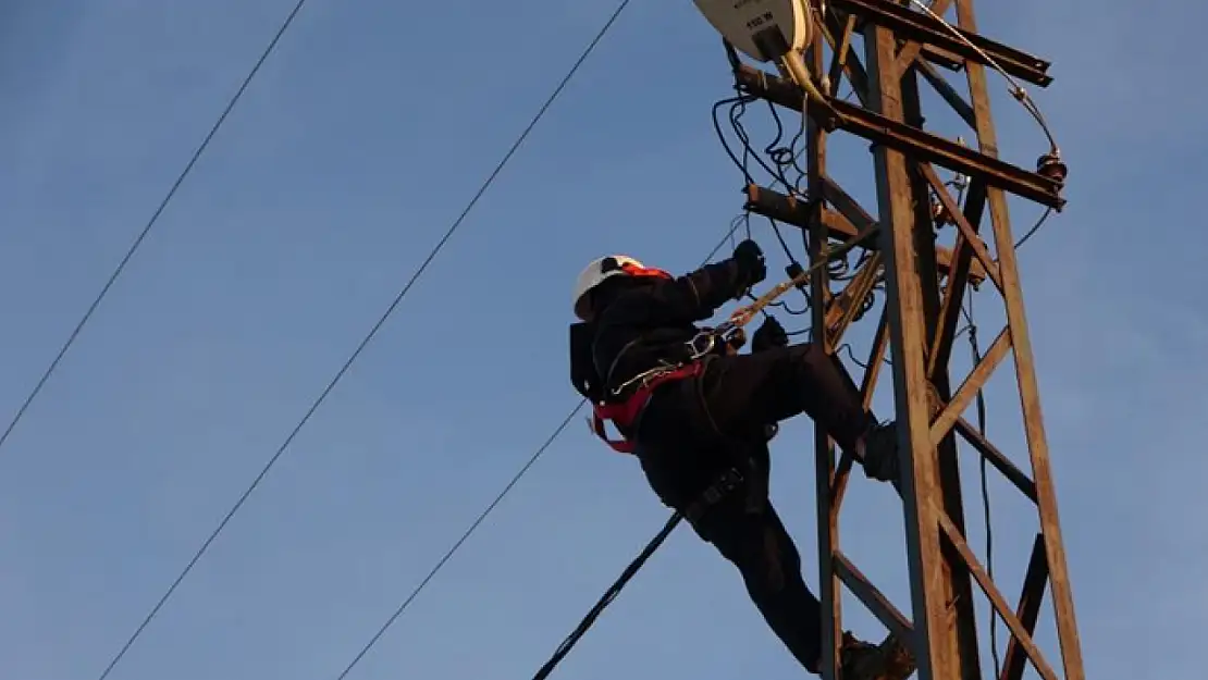 Elektrik arıza ekipleri iftarını arazide yaptı