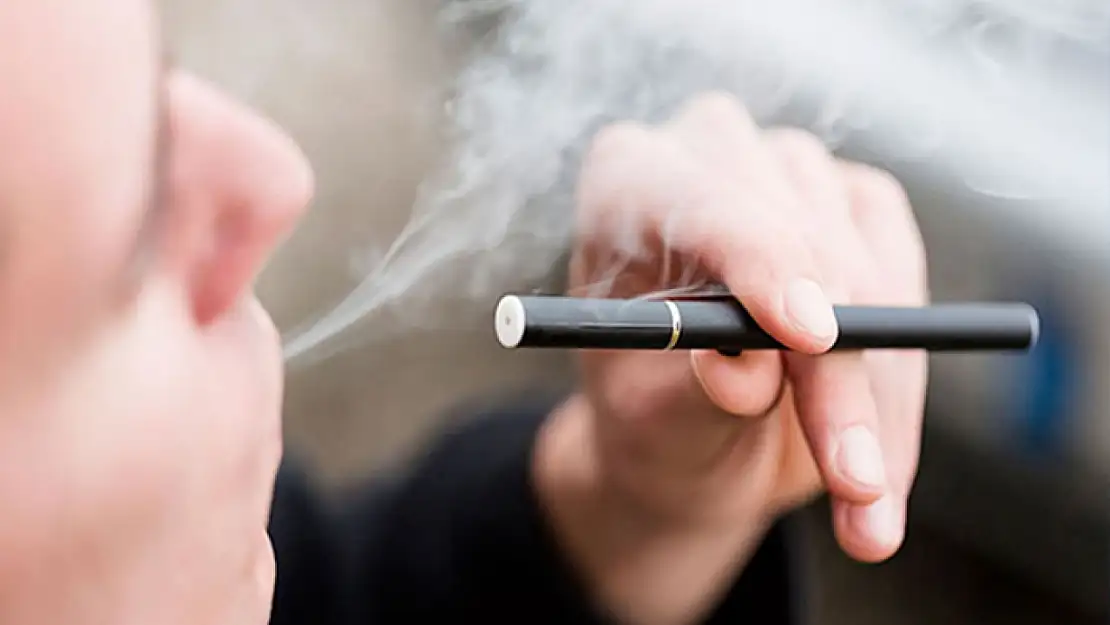 Elektronik sigara kullanan genç, patlamış mısır hastalığına yakalandı