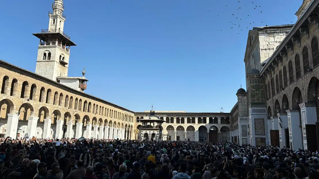 Emevi Camii'nde cuma namazı izdihamı