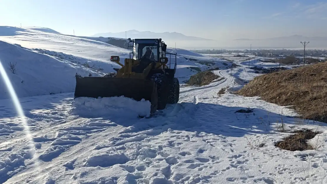 Erçek'te kapanan çiftlik yolu yeniden ulaşıma açıldı