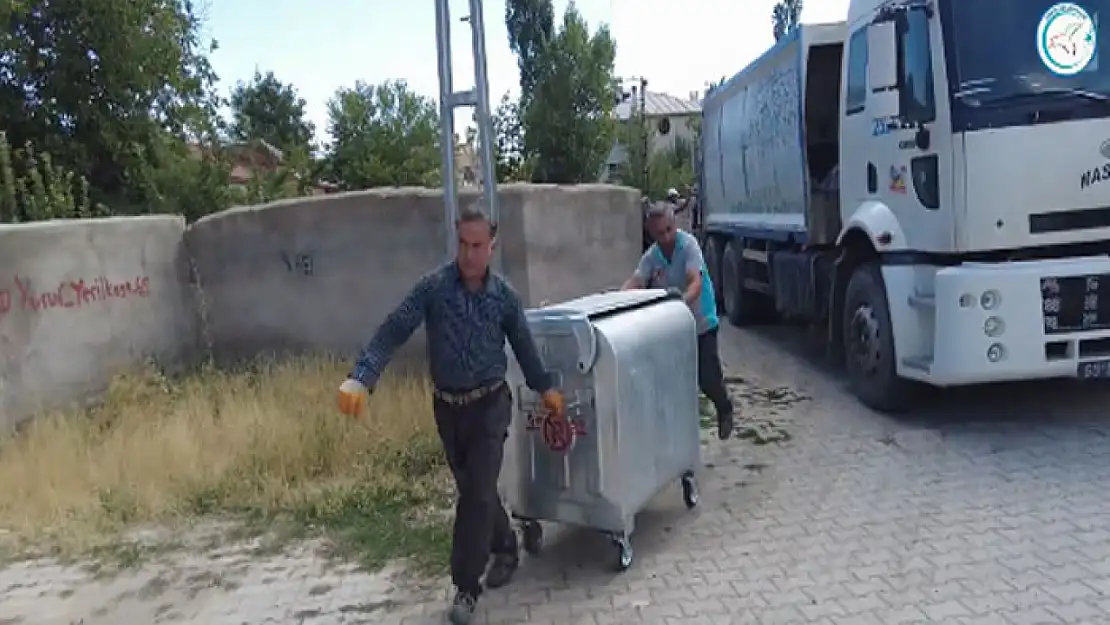 Erciş Belediyesi Bayazıt Mahallesi'ne çöp konteynerleri dağıttı