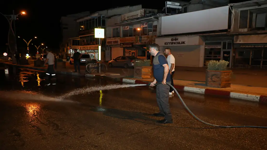 Erciş Belediyesi cadde ve sokakları yıkadı