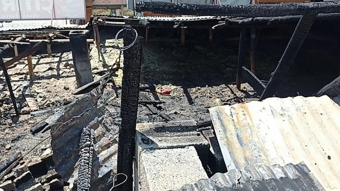 Erciş'de bir binanın çatı katında yangın çıktı