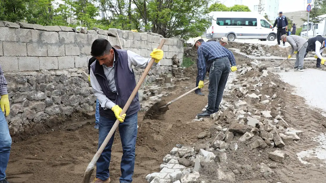 Erciş'de bozuk yollar onarılıyor