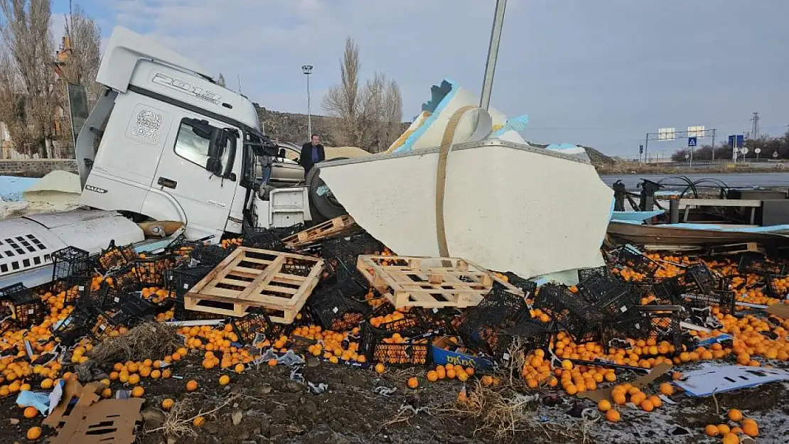 Erciş karayolunda portakal yüklü tır devrildi: 1 yaralı