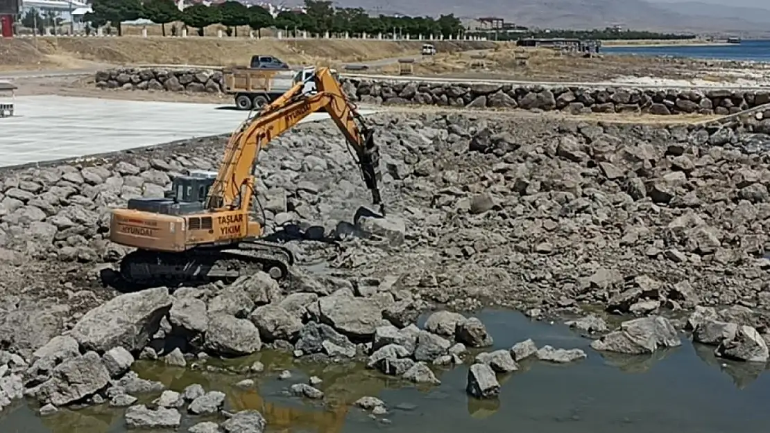 Erciş'te balıkçı barınağı yapılıyor