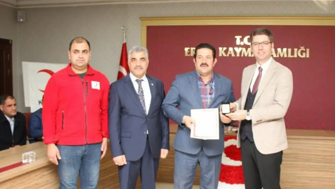 Erciş'te en fazla kan bağışında bulunan vatandaşlara plaket ve berat